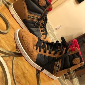 Men’s size 8 Praxis shoes